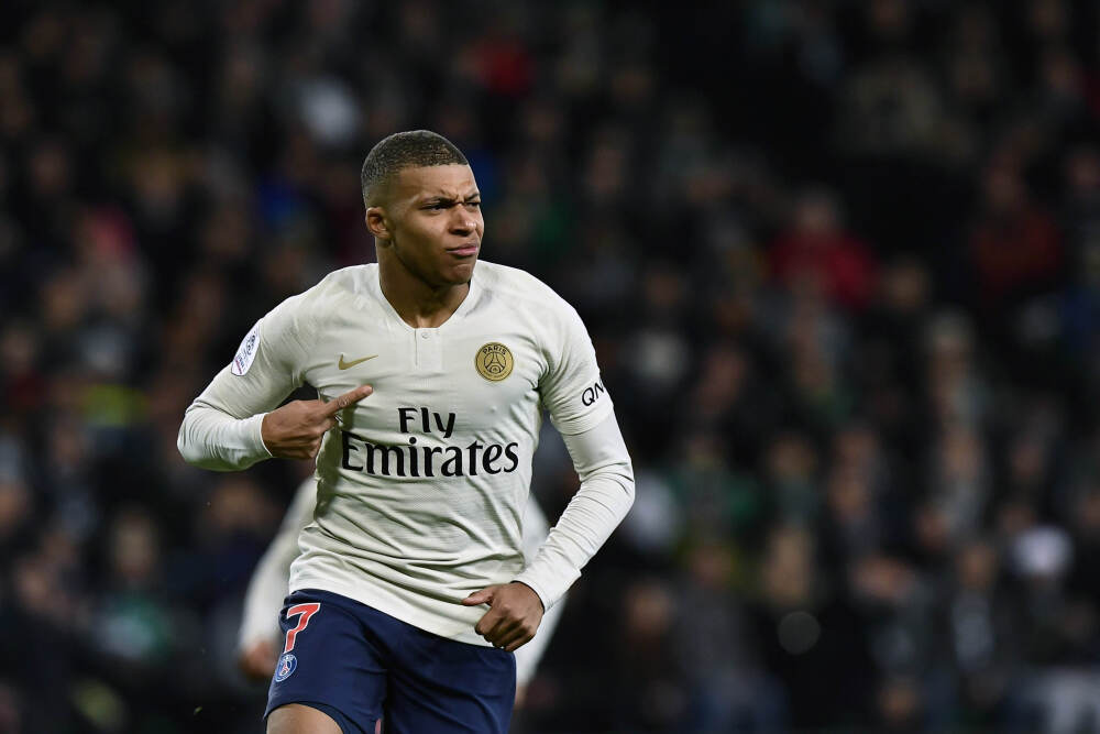 万人以上规模企业引领扩招涨薪潮 AI岗位薪资涨幅显著丨封面有数